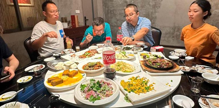 METZ CONNECT Abendessen am Drehtisch