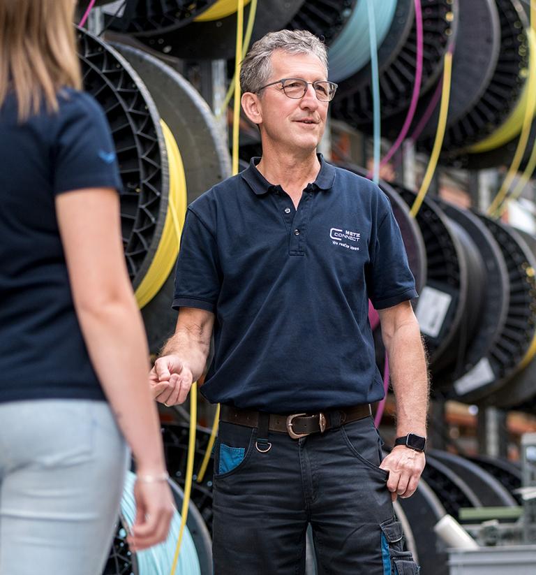 METZ CONNECT Glasfaser Teambesprechung Lager